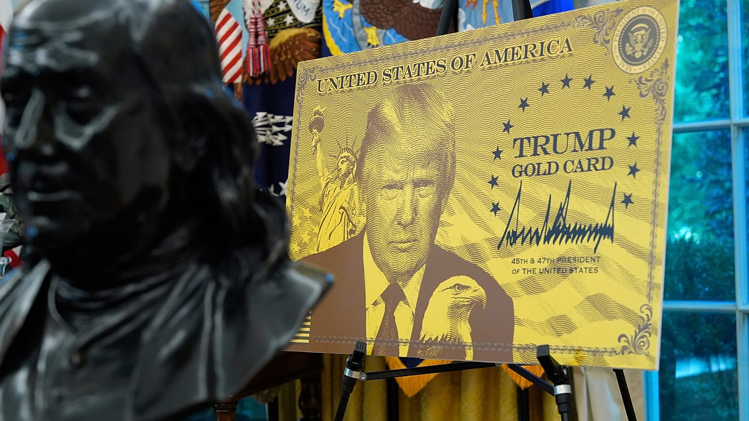 پوستری که کارت طلایی ترامپ را نشان می‌دهد، در دفتر بیضی شکل کاخ سفید، جمعه، ۱۹ سپتامبر ۲۰۲۵
