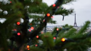 La tour Eiffel vue à travers les décorations de Noël sur les toits du grand magasin Les Galeries Lafayette, à Paris, le lundi 1er décembre 2025.
