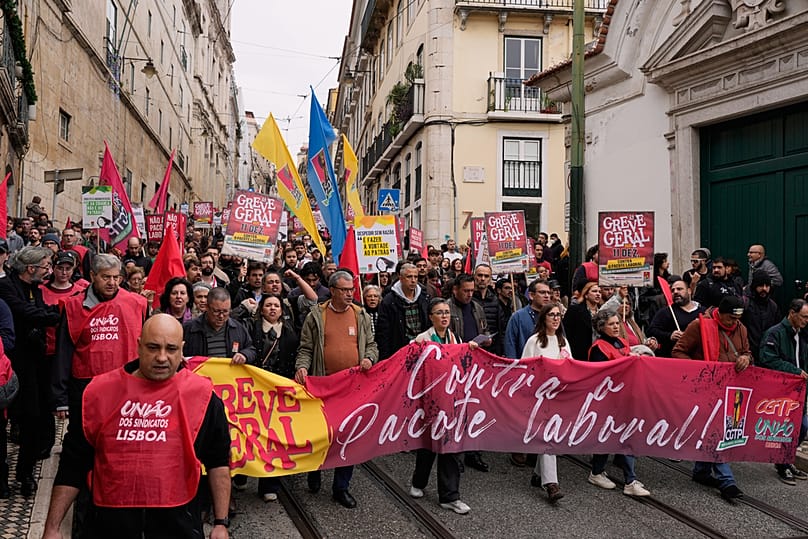 Manifestantes durante um protesto em Lisboa durante esta quinta-feira de greve geral