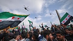 تحلّق مروحيات الجيش فوق رأس موكب للجيش السوري الجديد بمناسبة الذكرى السنوية الأولى لإطاحة نظام بشار الأسد في دمشق، سوريا، يوم الاثنين 8 ديسمبر 2025. 