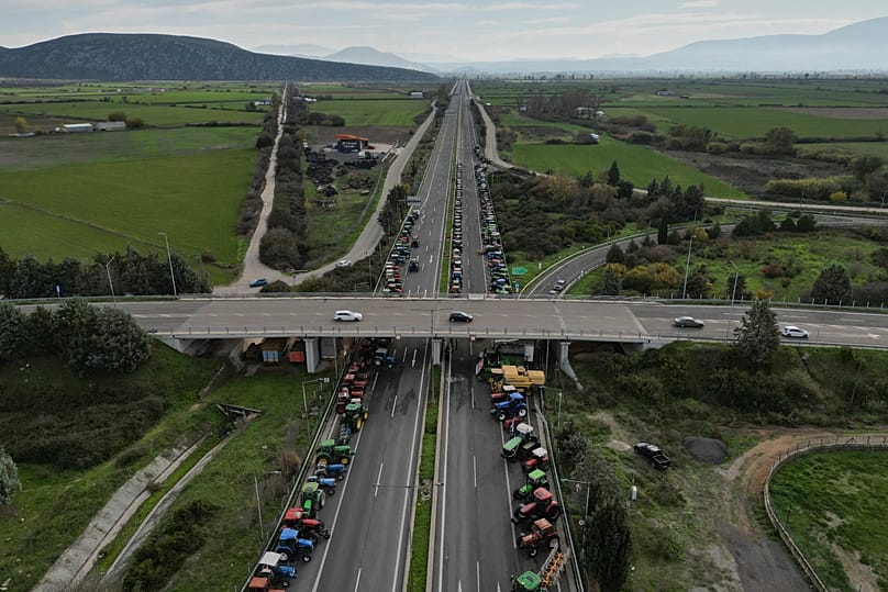 Traktory blokują autostradę podczas protestów w Kastro, około 130 kilometrów na północ od Aten, w środę, 10 grudnia 2025 r. 