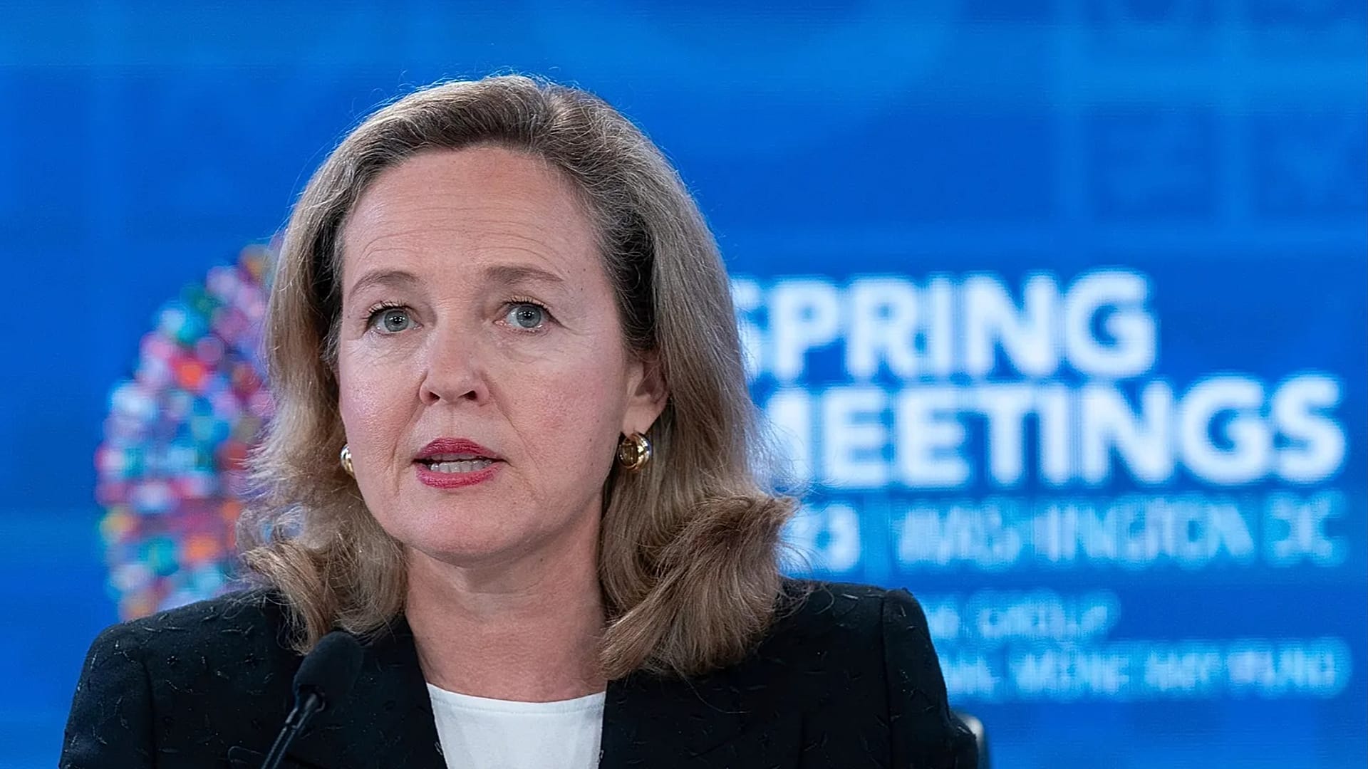 L'ex ministro dell'Economia spagnolo Nadia Calvino, ora presidente della BEI, parla in una conferenza stampa durante gli incontri di primavera della BM/FMI a Washington, il 14 aprile 2023.