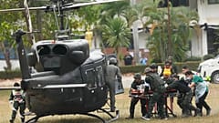 Yaralı bir Tayland askeri helikopterle hastaneye götürülüyor.