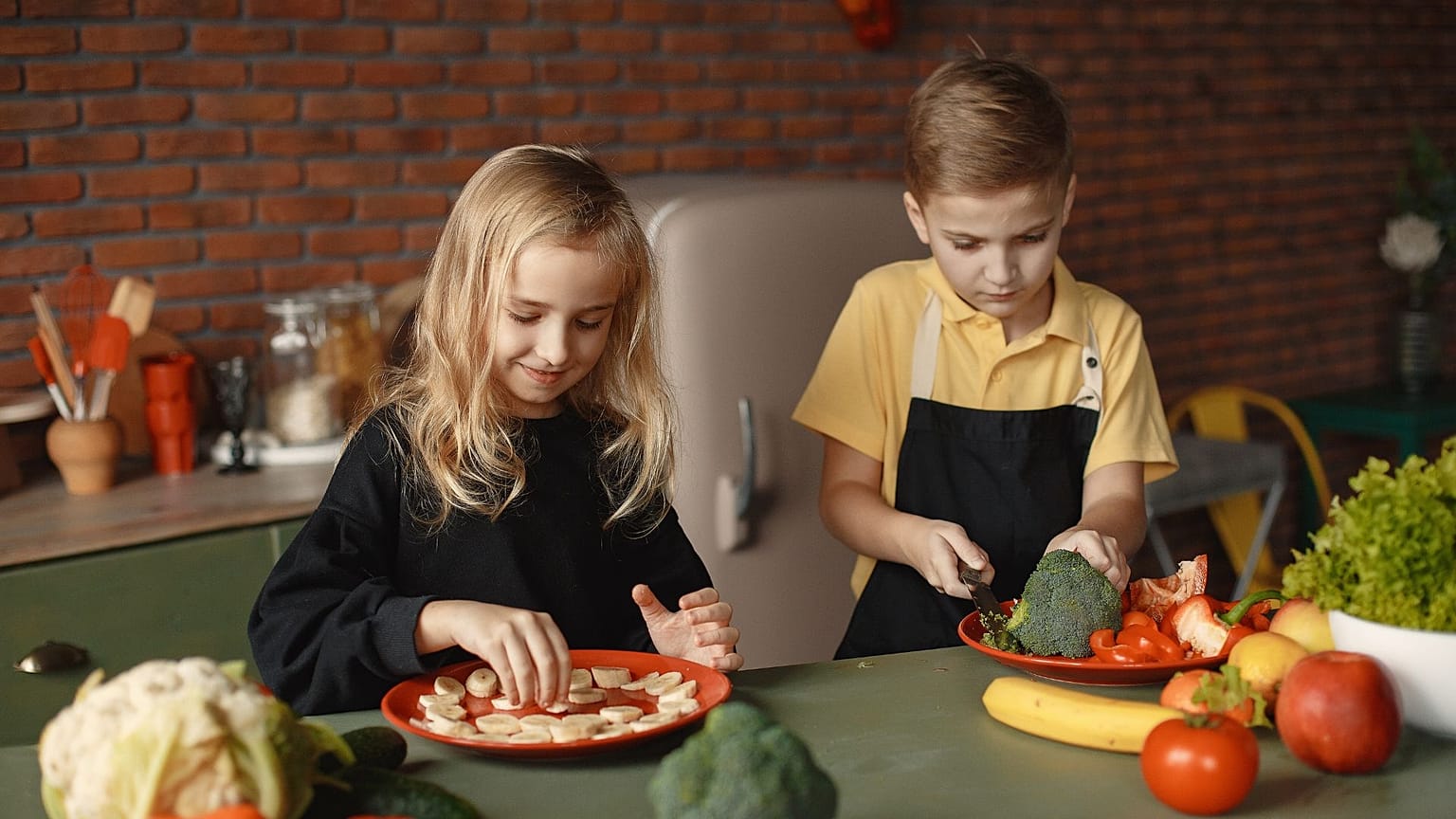 Kinder bereiten Gemüse zu.