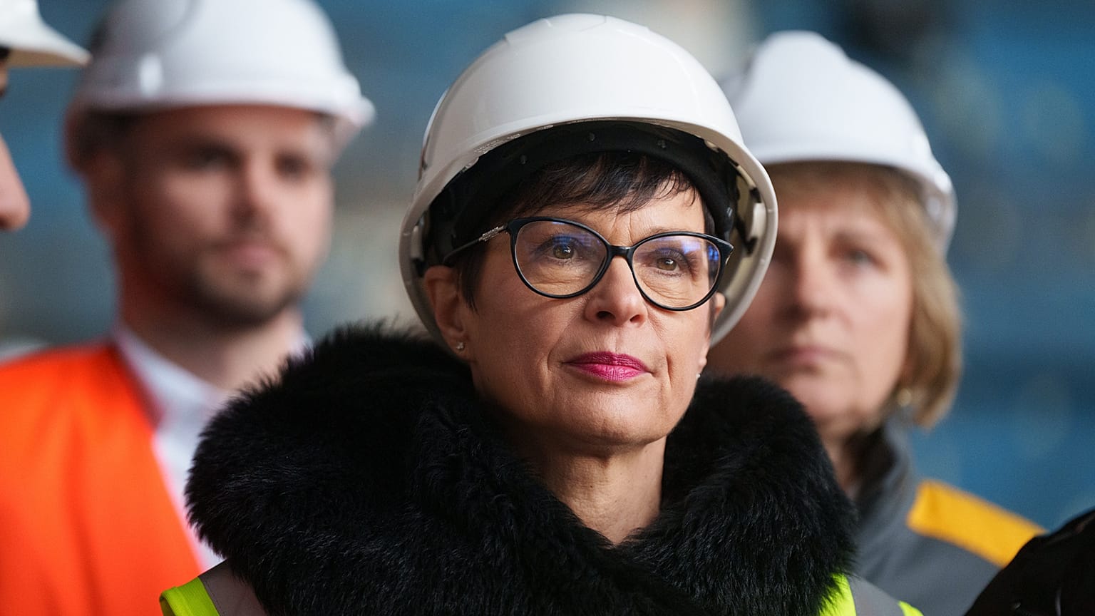 A Comissária Europeia para o Alargamento, Marta Kos, observa uma sala de produção danificada após um recente ataque de mísseis russos na central eléctrica da DTEK na Ucrânia, a 10 de dezembro de 2025