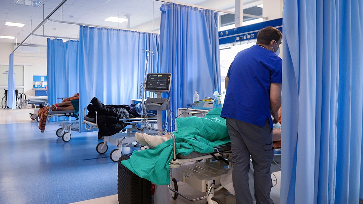 ممرض يعتني بالمرضى الذين يعانون من مشاكل تنفسية في قسم الطوارئ بمستشفى في بوخنيا، بولندا، يوم الأحد 4 أبريل 2021