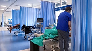 ممرض يعتني بالمرضى الذين يعانون من مشاكل تنفسية في قسم الطوارئ بمستشفى في بوخنيا، بولندا، يوم الأحد 4 أبريل 2021