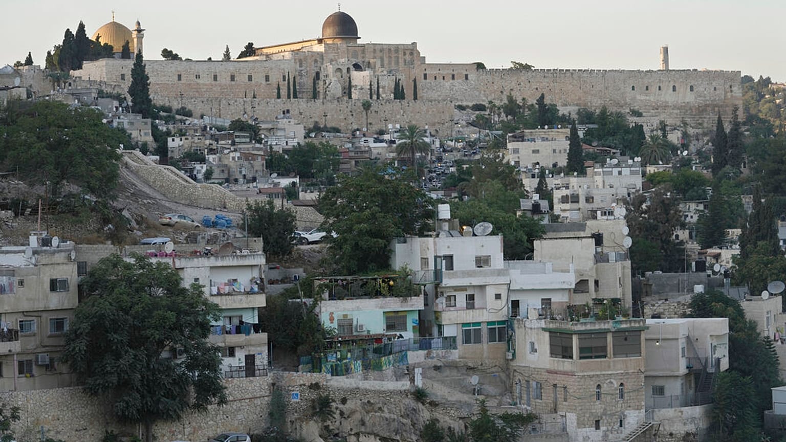 صورة لسطح مسجد الأقصى فوق حي سلوان في القدس الشرقية، الجمعة، 26 آب/أغسطس 2022.