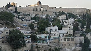 صورة لسطح مسجد الأقصى فوق حي سلوان في القدس الشرقية، الجمعة، 26 آب/أغسطس 2022.