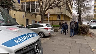 Policía en el centro de menores en Budapest.
