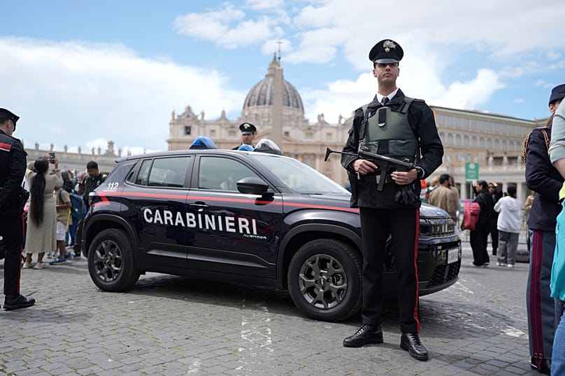 Polícia paramilitar italiana patrulha a Praça de São Pedro no Vaticano, 24 de abril de 2025