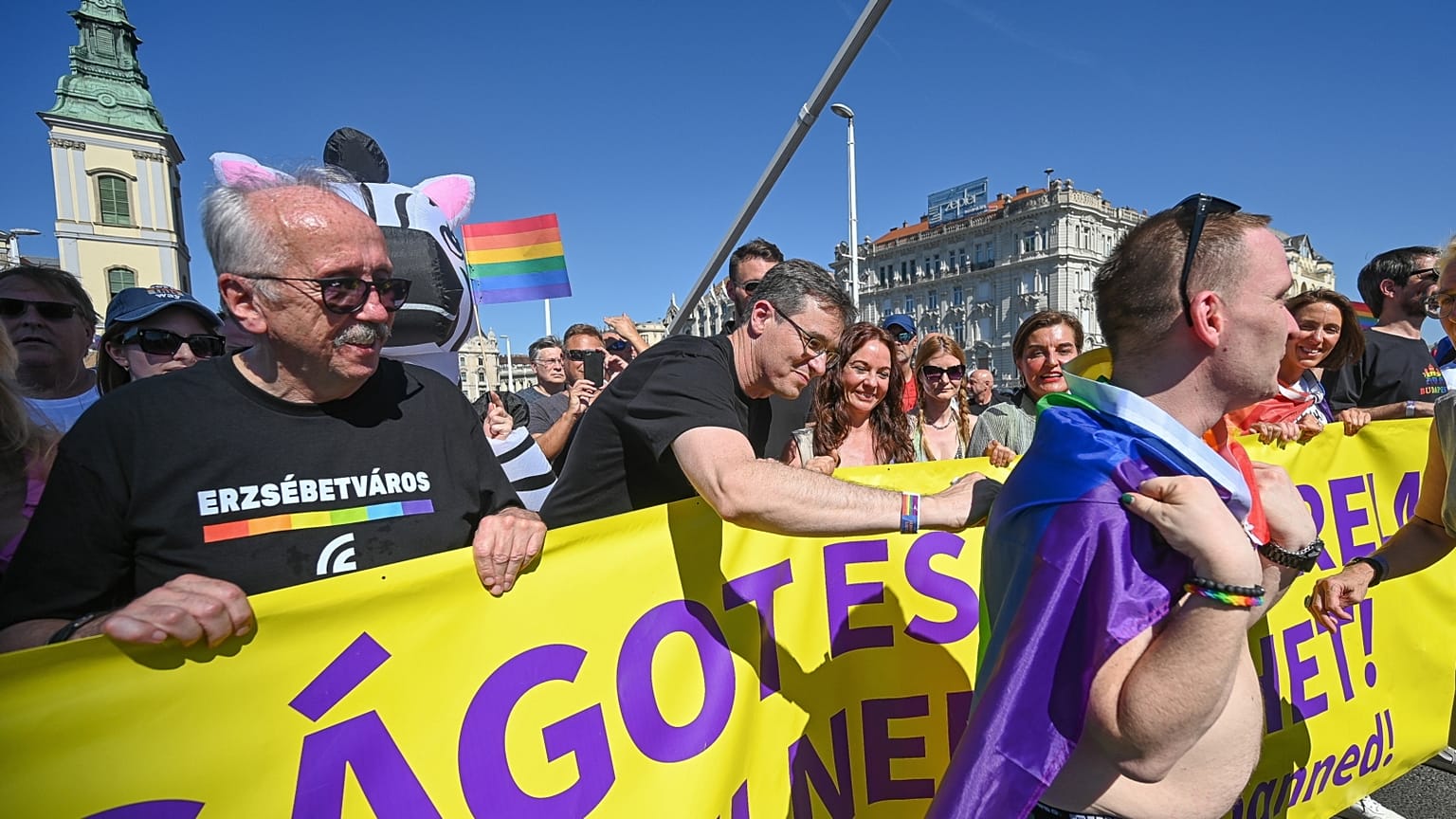 A budapesti főpolgármester (középen) a júniusi Pride-on