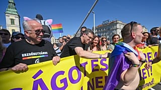 A budapesti főpolgármester (középen) a júniusi Pride-on