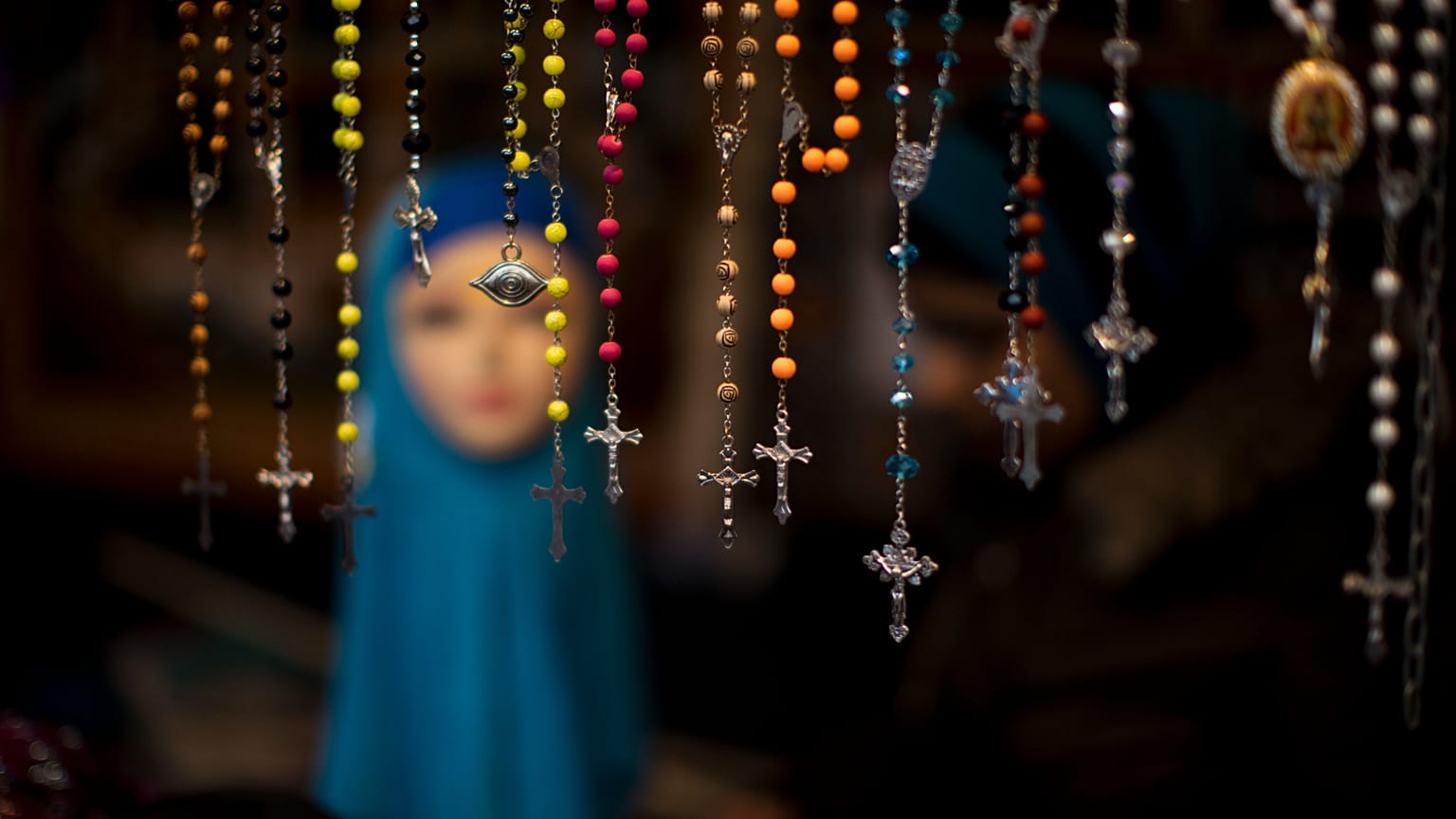 Auf einem Marktstand in Den Haag (Niederlande) werden Rosenkränze zum Verkauf angeboten, neben einer Schaufensterpuppe, die ein Kopftuch trägt. 4. März 2017