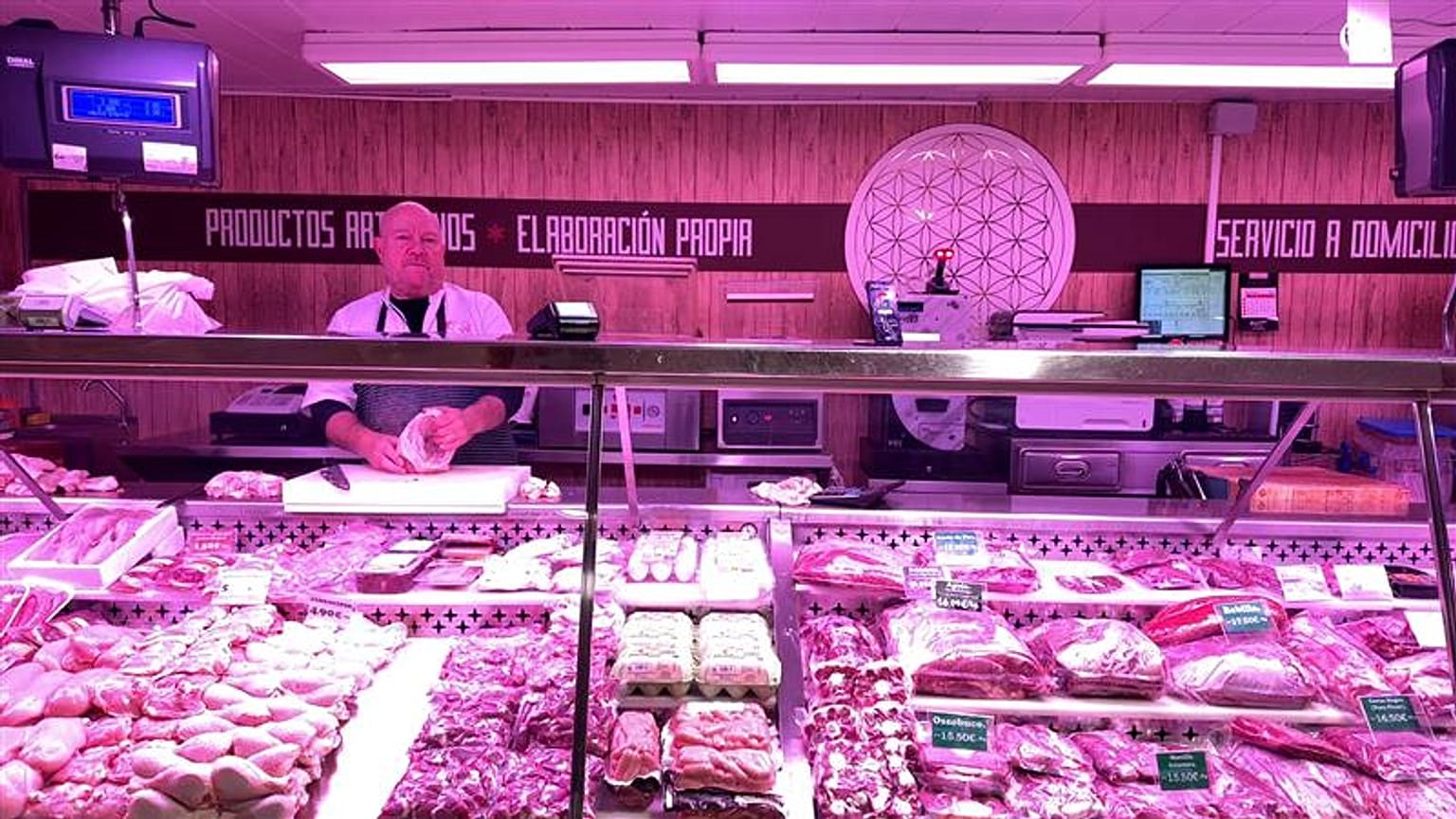 Imagen de una carnicería en Madrid en los días previos a la Navidad, el 12 de diciembre de 2025.