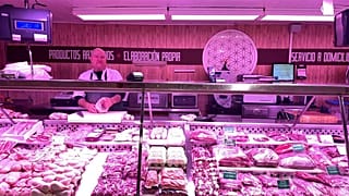 Imagen de una carnicería en Madrid en los días previos a la Navidad, el 12 de diciembre de 2025.