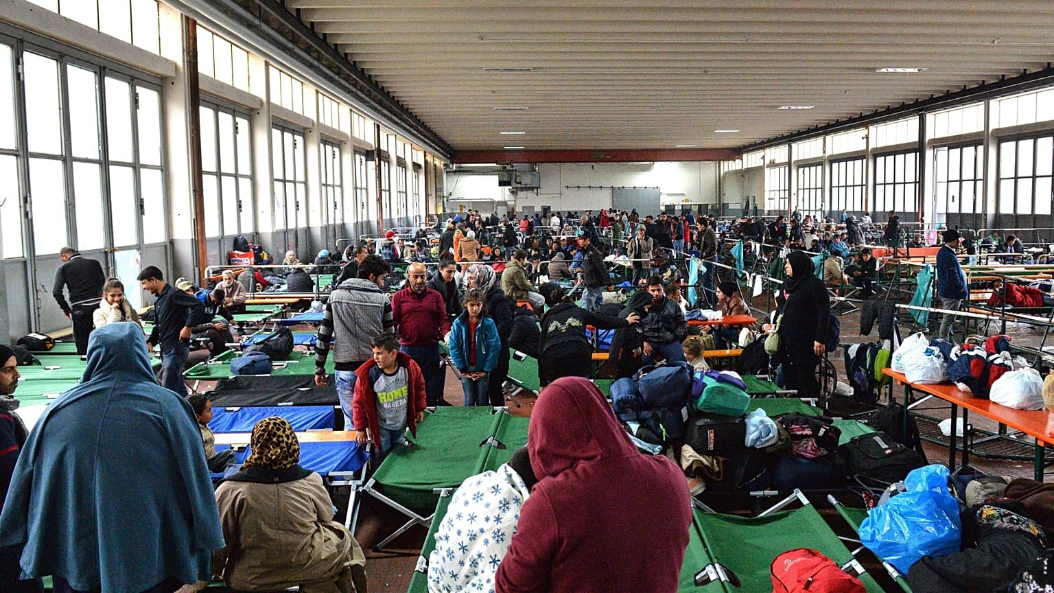 Menekültek egy túlzsúfolt passaui regisztrációs központban