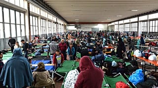 Menekültek egy túlzsúfolt passaui regisztrációs központban