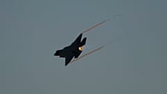 Un caza F-35 de la Fuerza Aérea israelí sobrevuela la base aérea de Hatzerim durante una ceremonia de graduación de nuevos pilotos, el jueves 29 de junio de 2023. 