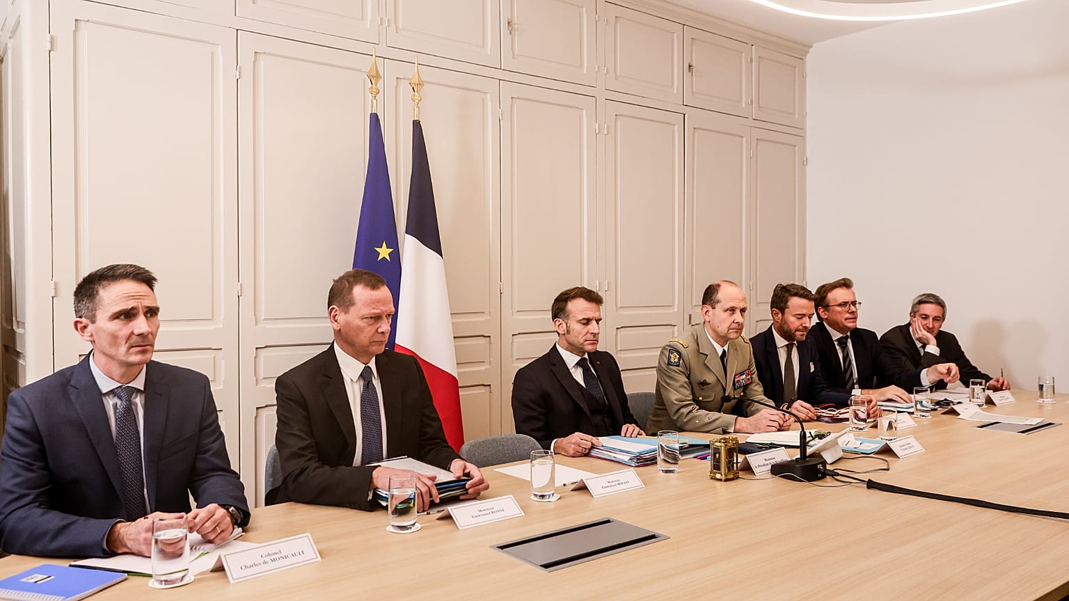El presidente francés, Emmanuel Macron, en el centro, asiste a una videoconferencia con el primer ministro británico, Keir Starmer, el jueves 11 de diciembre de 2025 en el Palacio del Elíseo en París.