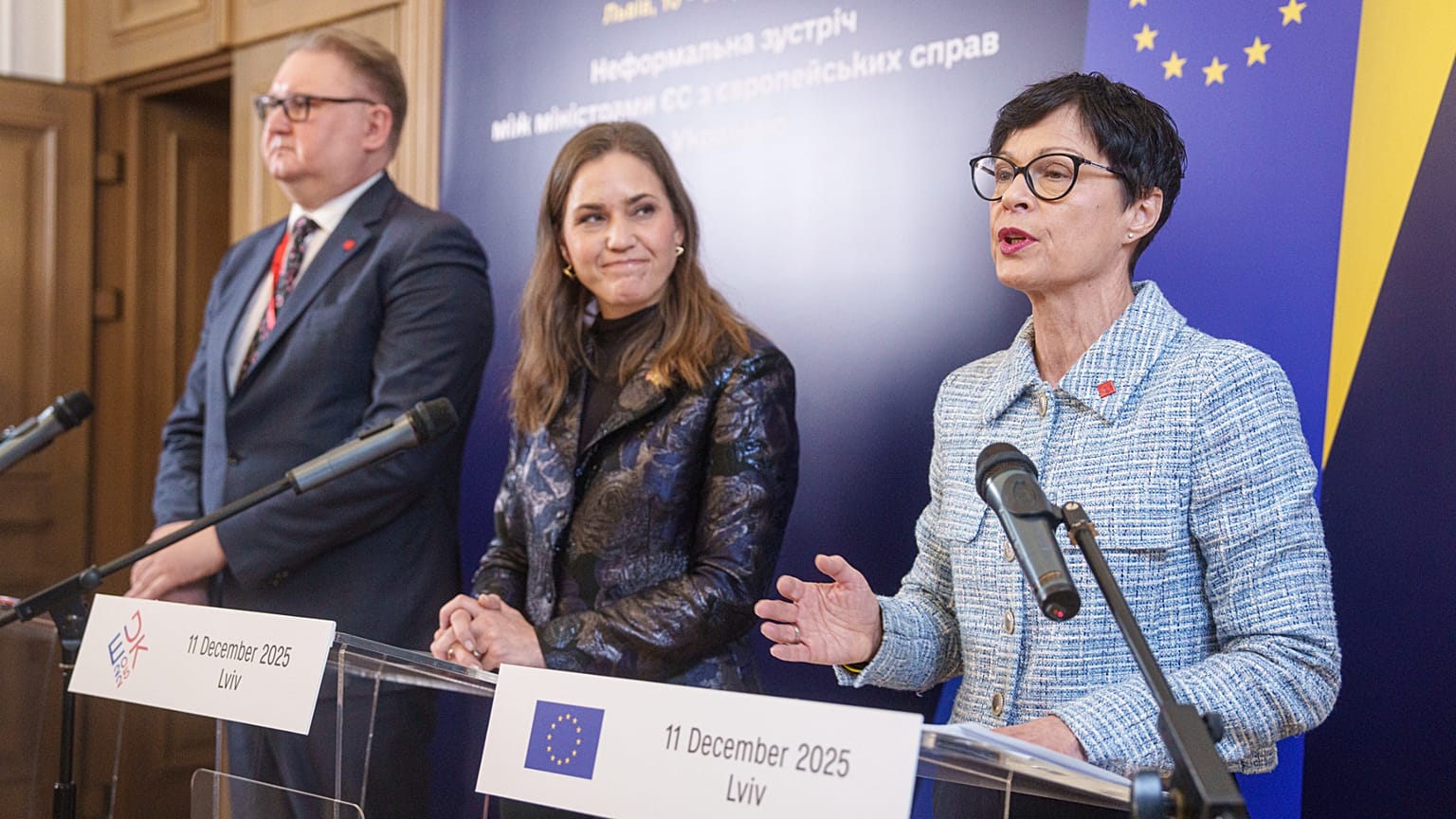 La commissaire européenne Marta Kos avec le vice-Premier ministre ukrainien Taras Kachka (à gauche), et la ministre danoise des Affaires européenne Marie Bjerre