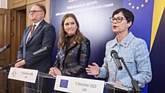 La commissaire européenne Marta Kos avec le vice-Premier ministre ukrainien Taras Kachka (à gauche), et la ministre danoise des Affaires européenne Marie Bjerre