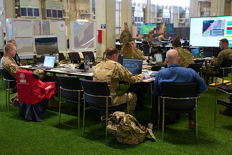 يراقب أفراد من الجيش الأمريكي ومسؤولون آخرون شاشات تعرض صوراً لقطاع غزة داخل مركز التنسيق المدني العسكري يوم الاثنين 17 نوفمبر 2025.