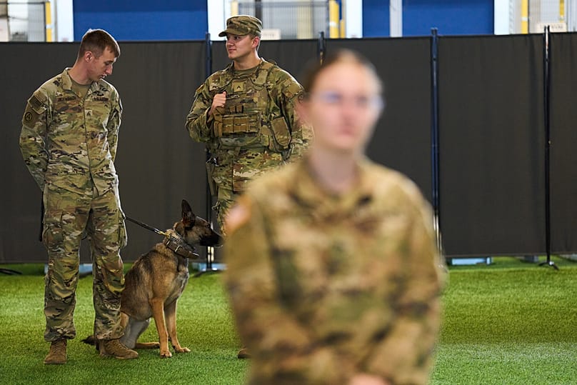 قام أفراد من الجيش الأمريكي بتأمين المنطقة خلال جولة إعلامية في مركز قيادة مشترك داخل مركز التنسيق المدني العسكري جنوب إسرائيل، يوم الاثنين 17 نوفمبر 2025. 