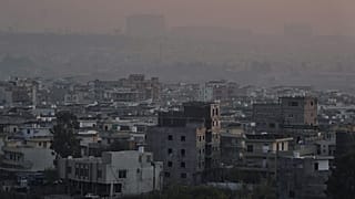 Pakistan İslamabad'da hava kirliliğini yansıtan bir görsel, 8 Aralık 2025