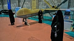 أشخاص يلتقطون صورا بطائرة بدون طيار إيرانية الصنع من طراز شاهد-129 أثناء زيارتهم لمتنزه الطيران الوطني التابع للحرس الثوري ، خارج طهران ، إيران ، الخميس ، نوفمبر. 13, 2025.