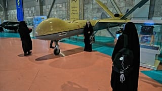 أشخاص يلتقطون صورا بطائرة بدون طيار إيرانية الصنع من طراز شاهد-129 أثناء زيارتهم لمتنزه الطيران الوطني التابع للحرس الثوري ، خارج طهران ، إيران ، الخميس ، نوفمبر. 13, 2025.