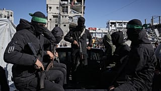ARQUIVO: Militantes do Hamas chegam a um local onde estão à procura dos restos mortais de reféns em Jabalia, no norte da Faixa de Gaza, a 1 de dezembro de 2025