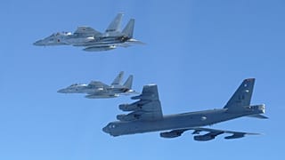 Japonya'ya ait F-15'ler, ABD'nin B-52 bombardıman uçağı ile ortak tatbikatta, 10 Aralık 2025