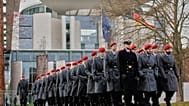 Rekruten nehmen an der feierlichen Gelöbniszeremonie teil, dem zentralen Ereignis zum 70. Jubiläum der Bundeswehr, vor dem Bundeskanzleramt in Berlin am 12. November 2025.