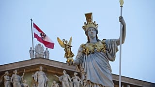 FILE: Pallas Athéné, a bölcsesség görög istennője egy osztrák zászló előtt az osztrák parlamentben Bécsben, 2025. január 5-én.