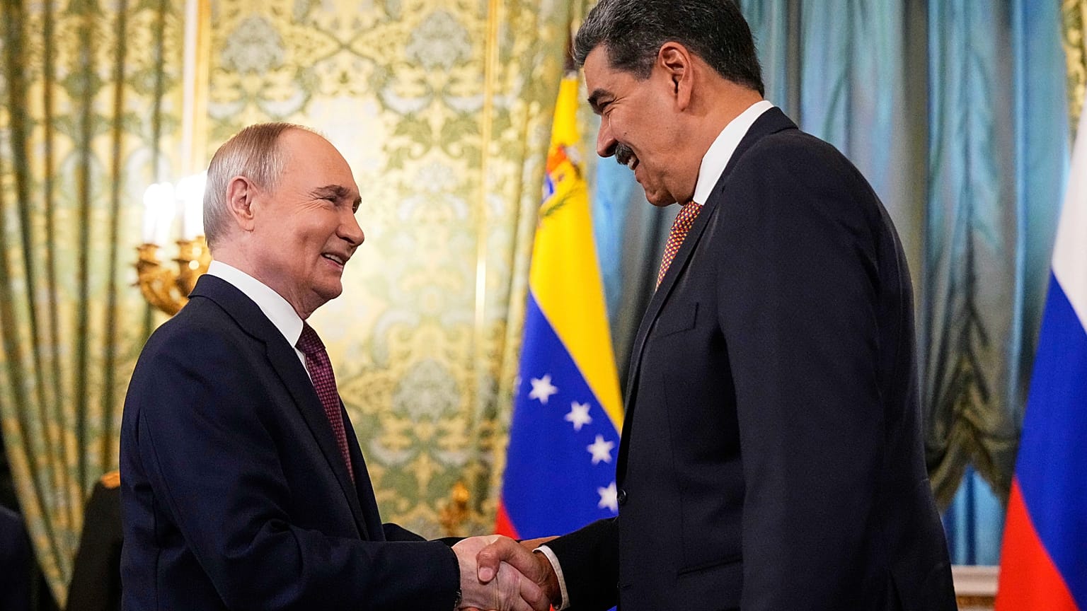 Vladimir Putin, à esquerda, aperta a mão ao Presidente da Venezuela, Nicolas Maduro, durante o seu encontro no Kremlin, em Moscovo, Rússia, a 7 de maio de 2025.