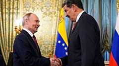 Vladímir Putin, a la izquierda, estrecha la mano del presidente venezolano, Nicolás Maduro, durante su reunión en el Kremlin en Moscú, Rusia, el 7 de mayo de 2025.