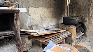 ندرة غاز الطهي في غزة يدفع السكان لاستعمال الورق والحطب، ديرلا البلح غزة 10 ديسمبر 2025