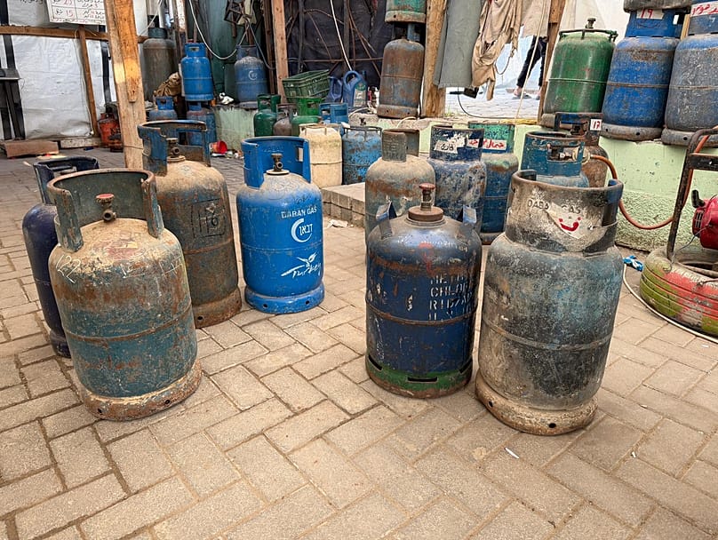 أسطوانات غاز فارغة في دير البلح، غزة بتاريخ 10 دييسمبر 2025