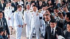 Премьер-министр Таиланда Анутин Чарнвиракул (в центре) идет по улице после посещения мероприятия в Доме правительства в Бангкоке, Таиланд, пятница, 12 декабря 2025 г.