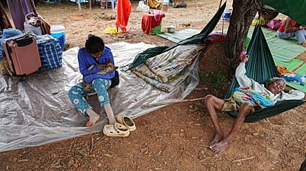 Afflux de familles déplacées au camp de Chong Kal, sur fond de conflit Cambodge-Thaïlande