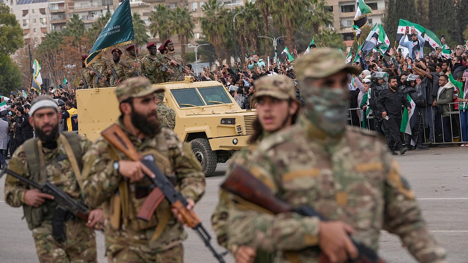 جنود من الجيش السوري الجديد يسيرون خلال عرض عسكري بمناسبة الذكرى السنوية الأولى للإطاحة بالرئيس السابق بشار الأسد، في دمشق، سوريا، الاثنين 8 ديسمبر/كانون الأول 2025. 