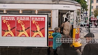 Pasajeros suben a un autobús público con pancartas llamando a la huelga general, durante una huelga nacional para protestar contra un nuevo paquete de medidas laborales. 