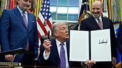 Президент США Дональд Трамп показывает подписанную им инициативу по ИИ в Овальном кабинете Белого дома, в четверг, 11 декабря 2025 года, в Вашингтоне.