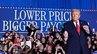 الرئيس دونالد ترامب يصل لإلقاء كلمة في منتجع كازينو ماونت آيري، يوم الثلاثاء 9 ديسمبر 2025، في ماونت بوكوونو، بنسلفانيا. (صورة أسوشيتد برس / أليكس براندون)