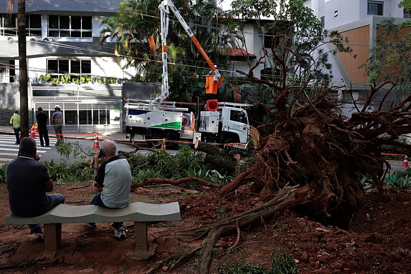 Trabajadores intentan restablecer el suministro eléctrico en São Paulo durante un apagón el jueves 11 de diciembre de 2025.