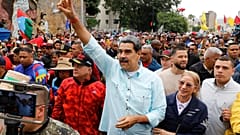 انضمّ الرئيس نيكولاس مادورو إلى مسيرة لإحياء الذكرى السنوية لمعركة سانتا إينيس في كاراكاس، فنزويلا، الأربعاء 10 ديسمبر 2025. (صورة أ ب/كريستيان هيرنانديز)