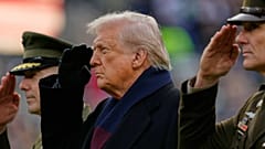 Donald Trump salue pendant l'hymne des États-Unis avant le début du 126e match de football américain universitaire Army-Navy NCAA, le samedi 13 décembre 2025