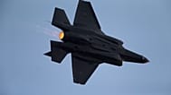 İsrail Hava Kuvvetlerine ait bir F-35 uçağı, 22 Mayıs 2018'de Hatzerim Hava Üssü'nde yeni pilotlar için düzenlenen mezuniyet töreninde gösteri yapıyor.