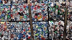 Reciclagem de garrafas e latas